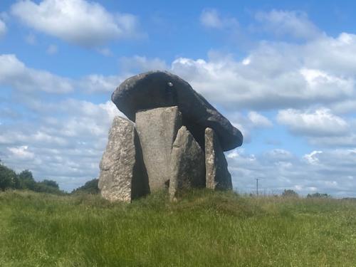 Trethevy Quoit: Neolithic Real Estate with Excellent Ventilation !